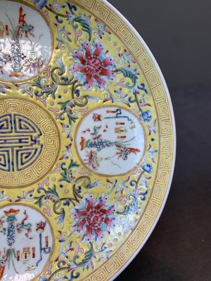A Chinese famille rose yellow-ground 'Antiquities' plate, Guangxu mark, 19/20th C. — foto 7