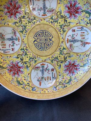 A Chinese famille rose yellow-ground 'Antiquities' plate, Guangxu mark, 19/20th C. — foto 8