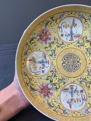 A Chinese famille rose yellow-ground 'Antiquities' plate, Guangxu mark, 19/20th C. — foto 9
