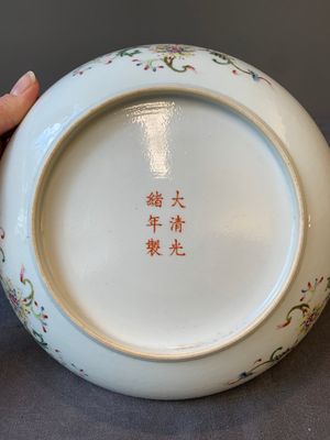 A Chinese famille rose yellow-ground 'Antiquities' plate, Guangxu mark, 19/20th C. — foto 10