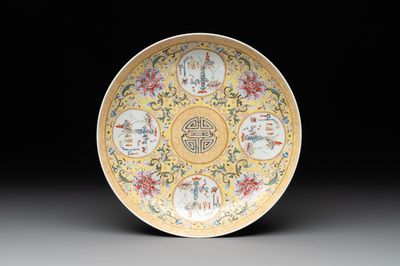 A Chinese famille rose yellow-ground 'Antiquities' plate, Guangxu mark, 19/20th C.