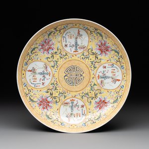 A Chinese famille rose yellow-ground 'Antiquities' plate, Guangxu mark, 19/20th C. — foto 1