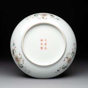 A Chinese famille rose yellow-ground 'Antiquities' plate, Guangxu mark, 19/20th C. — foto 2