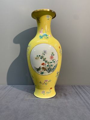 A Chinese famille rose yellow-ground baluster vase, Ju Ren Tang 居仁堂製 mark, Republic — photo 3