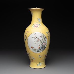 A Chinese famille rose yellow-ground baluster vase, Ju Ren Tang 居仁堂製 mark, Republic — photo 1