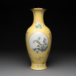 A Chinese famille rose yellow-ground baluster vase, Ju Ren Tang 居仁堂製 mark, Republic — photo 2
