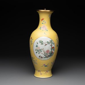 A Chinese famille rose yellow-ground baluster vase, Ju Ren Tang 居仁堂製 mark, Republic — photo 3