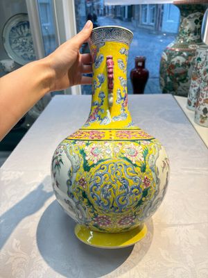 A Chinese famille rose yellow-ground 'Bats and Peaches' bottle vase, Jiaqing/Daoguang — photo 2