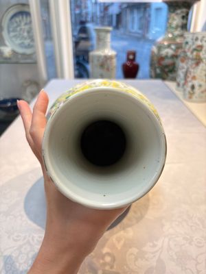 A Chinese famille rose yellow-ground 'Bats and Peaches' bottle vase, Jiaqing/Daoguang — photo 5