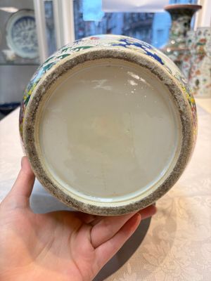 A Chinese famille rose yellow-ground 'Bats and Peaches' bottle vase, Jiaqing/Daoguang — photo 6