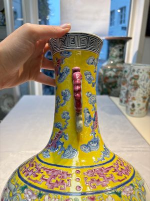 A Chinese famille rose yellow-ground 'Bats and Peaches' bottle vase, Jiaqing/Daoguang — photo 9