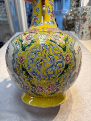 A Chinese famille rose yellow-ground 'Bats and Peaches' bottle vase, Jiaqing/Daoguang — photo 10