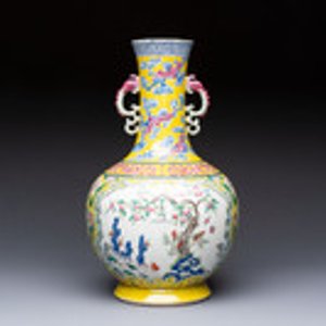 A Chinese famille rose yellow-ground 'Bats and Peaches' bottle vase, Jiaqing/Daoguang — photo 1