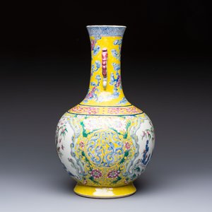 A Chinese famille rose yellow-ground 'Bats and Peaches' bottle vase, Jiaqing/Daoguang — photo 2