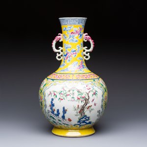 A Chinese famille rose yellow-ground 'Bats and Peaches' bottle vase, Jiaqing/Daoguang — photo 3