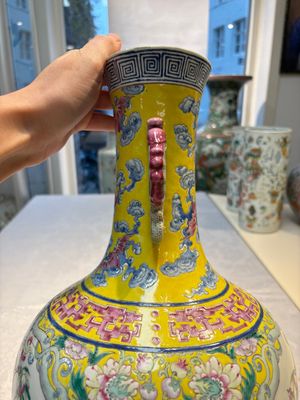 A Chinese famille rose yellow-ground ‘Bats and Peaches’ bottle vase, Jiaqing/Daoguang — photo 13