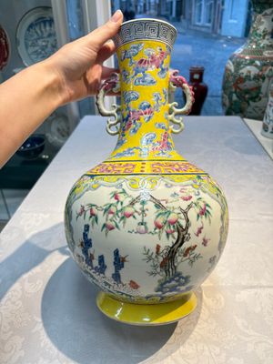 A Chinese famille rose yellow-ground ‘Bats and Peaches’ bottle vase, Jiaqing/Daoguang — photo 3
