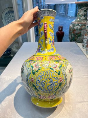 A Chinese famille rose yellow-ground ‘Bats and Peaches’ bottle vase, Jiaqing/Daoguang — photo 4