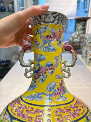 A Chinese famille rose yellow-ground ‘Bats and Peaches’ bottle vase, Jiaqing/Daoguang — photo 7