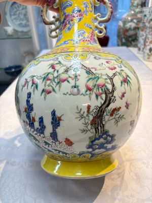A Chinese famille rose yellow-ground ‘Bats and Peaches’ bottle vase, Jiaqing/Daoguang — photo 8