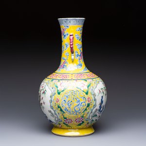 A Chinese famille rose yellow-ground ‘Bats and Peaches’ bottle vase, Jiaqing/Daoguang — photo 4