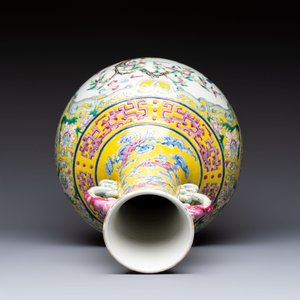 A Chinese famille rose yellow-ground ‘Bats and Peaches’ bottle vase, Jiaqing/Daoguang — photo 5