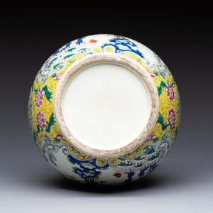 A Chinese famille rose yellow-ground ‘Bats and Peaches’ bottle vase, Jiaqing/Daoguang — photo 6
