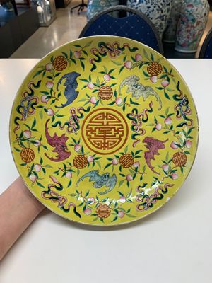 A Chinese famille rose yellow-ground 'bats and peaches' plate, Tongzhi mark and of the period — photo 1