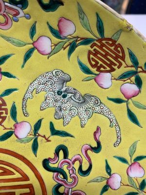 A Chinese famille rose yellow-ground 'bats and peaches' plate, Tongzhi mark and of the period — photo 3