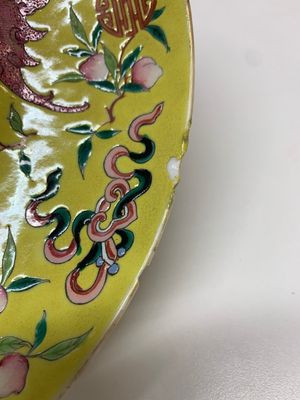 A Chinese famille rose yellow-ground 'bats and peaches' plate, Tongzhi mark and of the period — photo 5