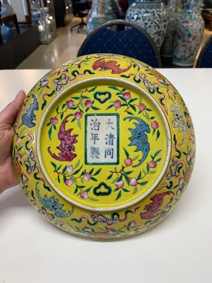 A Chinese famille rose yellow-ground 'bats and peaches' plate, Tongzhi mark and of the period — photo 6