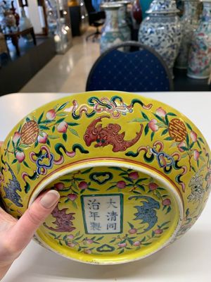A Chinese famille rose yellow-ground 'bats and peaches' plate, Tongzhi mark and of the period — photo 8