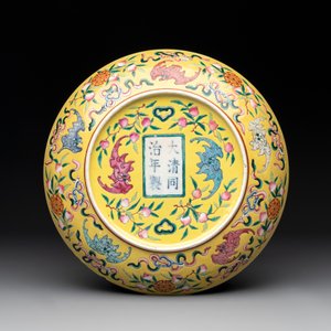 A Chinese famille rose yellow-ground 'bats and peaches' plate, Tongzhi mark and of the period — photo 2