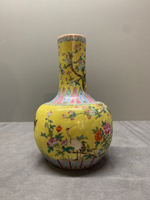 A Chinese famille rose yellow-ground bottle vase, Bao Shan Zhai 寶善斎 mark, 19th C. — photo 1