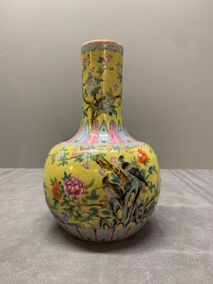 A Chinese famille rose yellow-ground bottle vase, Bao Shan Zhai 寶善斎 mark, 19th C. — photo 2