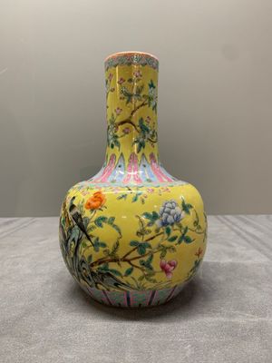 A Chinese famille rose yellow-ground bottle vase, Bao Shan Zhai 寶善斎 mark, 19th C. — photo 3