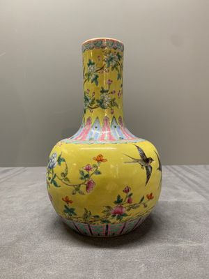 A Chinese famille rose yellow-ground bottle vase, Bao Shan Zhai 寶善斎 mark, 19th C. — photo 4