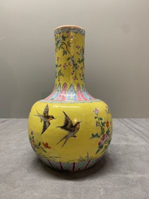 A Chinese famille rose yellow-ground bottle vase, Bao Shan Zhai 寶善斎 mark, 19th C. — photo 5