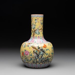 A Chinese famille rose yellow-ground bottle vase, Bao Shan Zhai 寶善斎 mark, 19th C. — photo 1