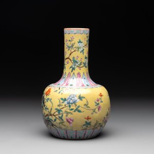 A Chinese famille rose yellow-ground bottle vase, Bao Shan Zhai 寶善斎 mark, 19th C. — photo 2