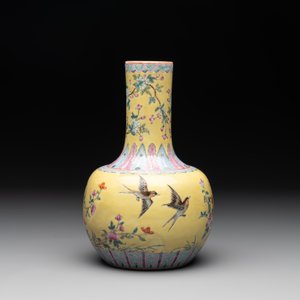 A Chinese famille rose yellow-ground bottle vase, Bao Shan Zhai 寶善斎 mark, 19th C. — photo 3
