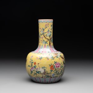 A Chinese famille rose yellow-ground bottle vase, Bao Shan Zhai 寶善斎 mark, 19th C. — photo 4