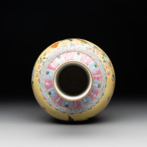 A Chinese famille rose yellow-ground bottle vase, Bao Shan Zhai 寶善斎 mark, 19th C. — photo 5