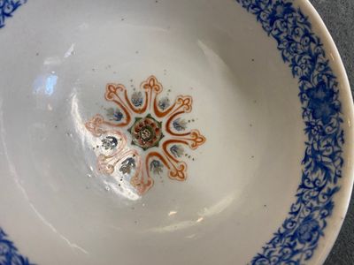 A Chinese famille rose yellow-ground bowl with floral design, Yongzheng mark but probably later — 照片 3