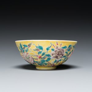 A Chinese famille rose yellow-ground bowl with floral design, Yongzheng mark but probably later — 照片 3