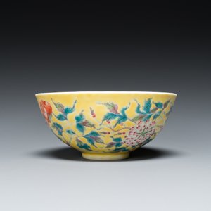A Chinese famille rose yellow-ground bowl with floral design, Yongzheng mark but probably later — 照片 4