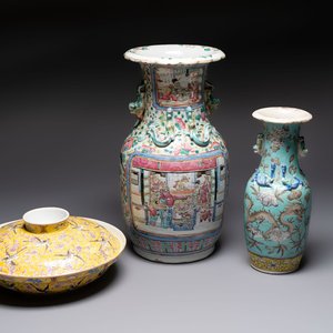 A Chinese famille rose yellow-ground covered bowl, a famille rose vase and a turquoise-ground vase, 19th C. — photo 1