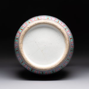 A Chinese famille rose yellow-ground covered bowl, a famille rose vase and a turquoise-ground vase, 19th C. — photo 11
