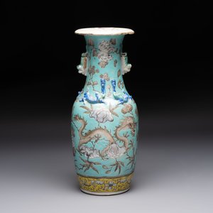 A Chinese famille rose yellow-ground covered bowl, a famille rose vase and a turquoise-ground vase, 19th C. — photo 12