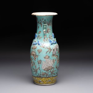 A Chinese famille rose yellow-ground covered bowl, a famille rose vase and a turquoise-ground vase, 19th C. — photo 13